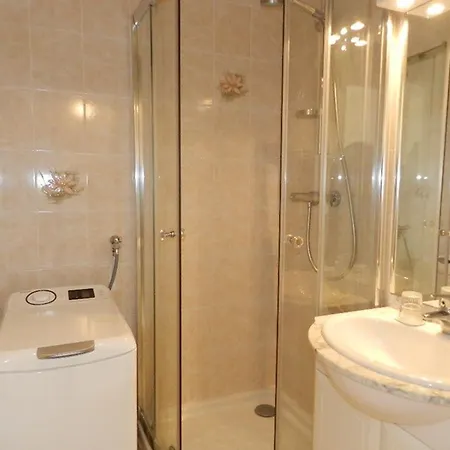 3 Pieces Avec Terrasse Proche Et Commerces - Bormes-les-mimosas, 5 Couchages, Garage Inclus - Fr-1-251-842